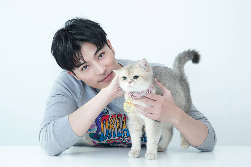หนุ่มหล่อทาสแมว