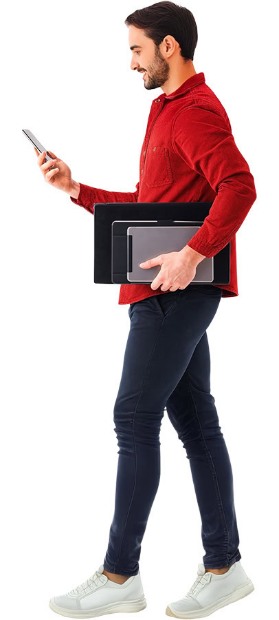 ชายหนุ่มถือสมาร์ทโฟนและแล็ปท็อปในมือ แสดงความมั่นใจและความพร้อมในการใช้งานเทคโนโลยีล่าสุดจากแบรนด์ MDX สำหรับผู้ชาย.